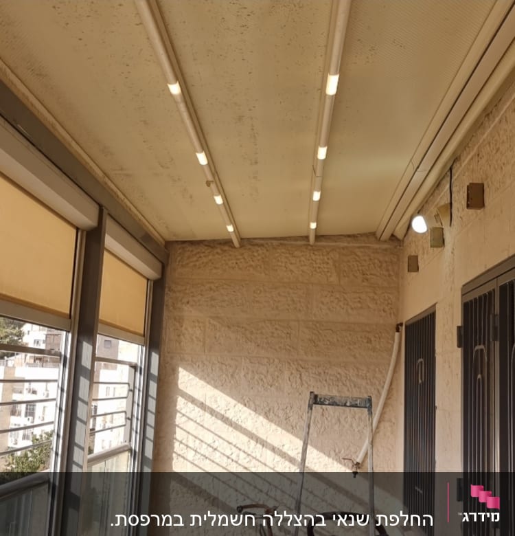 סולם, צינורות חשמל ותאורה בתקרה